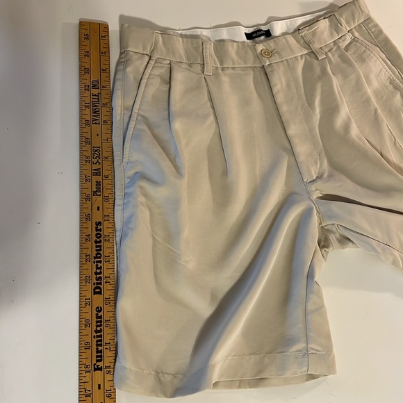 Alfani Pleated Bermuda Men’s short size 32 in Ivory or light Khaki - Picture 8 of 9